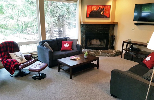Private Hot Tub. Bring Your Dog! Spacious Ski-in Townhome close to Lost Lake.