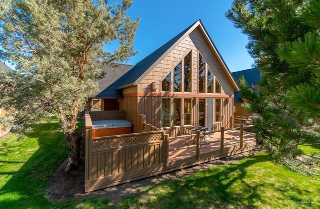 Private Hot Tub, Cute Cabin, Family Eagle Crest Sunny Getaway!