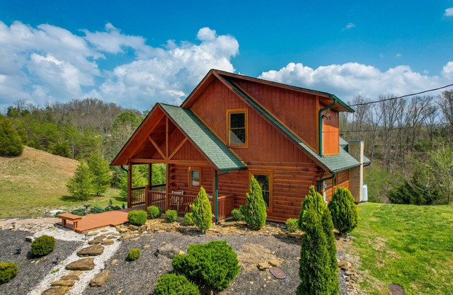 Private Hot Tub! Game Room,Community Pool,Big Yard, Peaceful Area, Near it All!