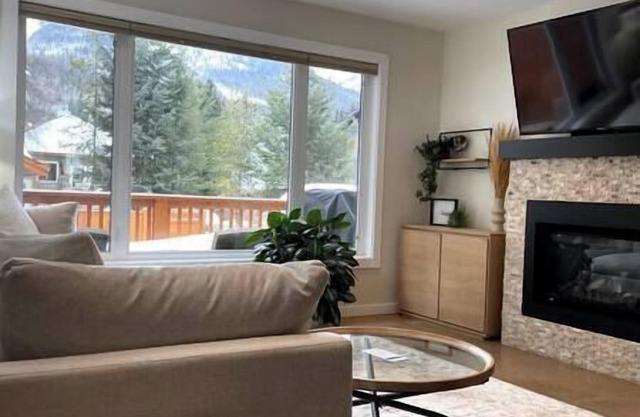 Private Hot tub/Spacious Retreat/Walk Downtown