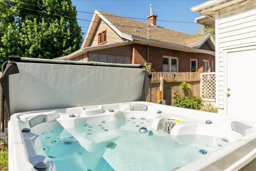 Private HotTub GameRoom and Fenced Backyard