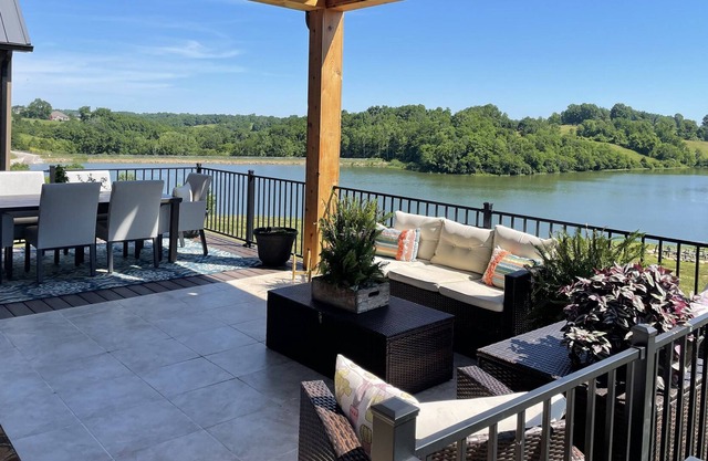 Private Lake Front Getaway with Amazing views mins from ARK