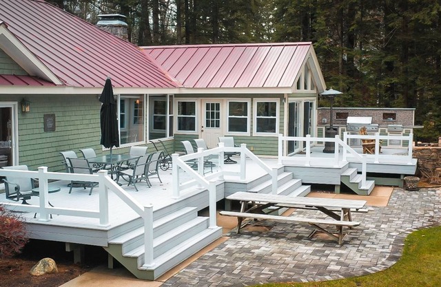 Private Lakefront! 17 beds! Hot Tub! 20 min to Ski!
