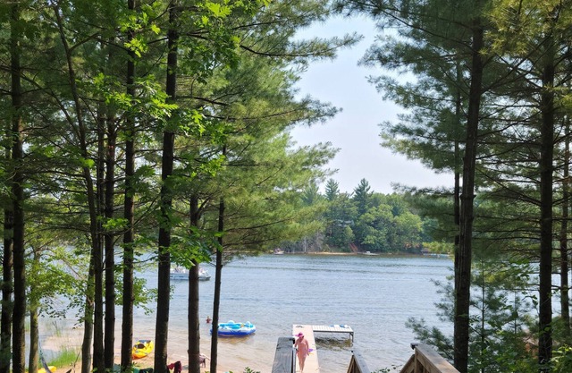 Private lakefront home, remodeled 2021 Family friendly sandy beach