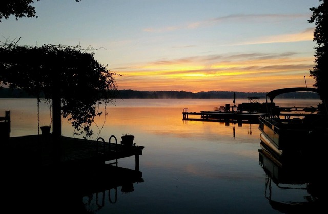 PRIVATE LAKEFRONT ON 2+ AC W/BIG WATER VIEW W/HOT TUB (Min 30 Day Rental Only)