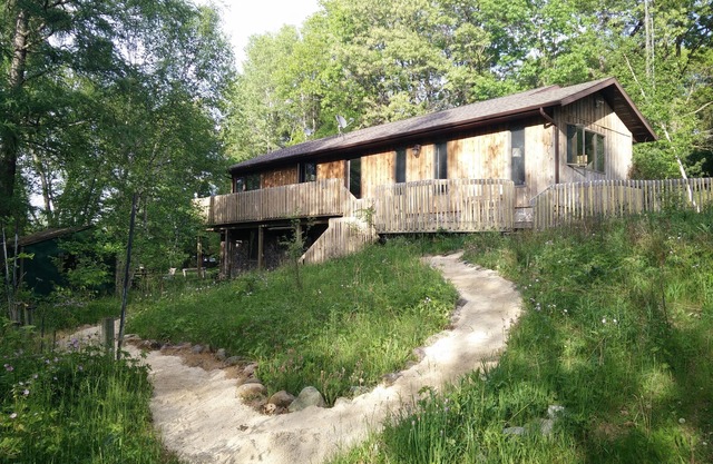 Private lakeside retreat, swim, boat, fish! Perfect for family events