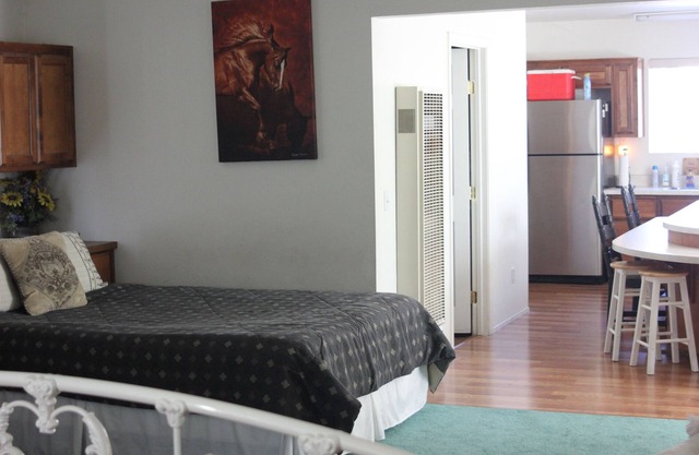 Private Loft Cottage, w/bedroom, close to Kern River. Pet friendly. Sleeps 8