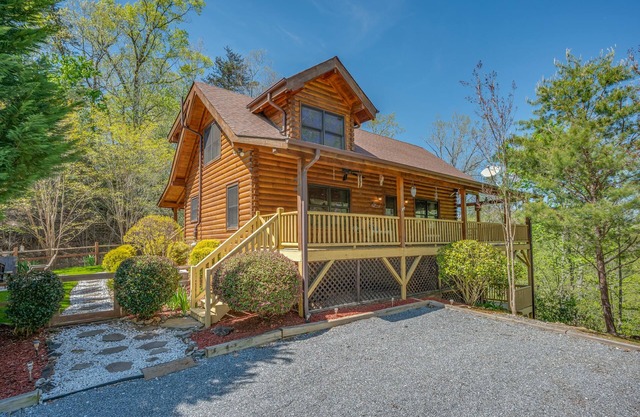 Private Log cabin LAKE LURE/Lake, Beach, River, waterfall access/firepit/canoe
