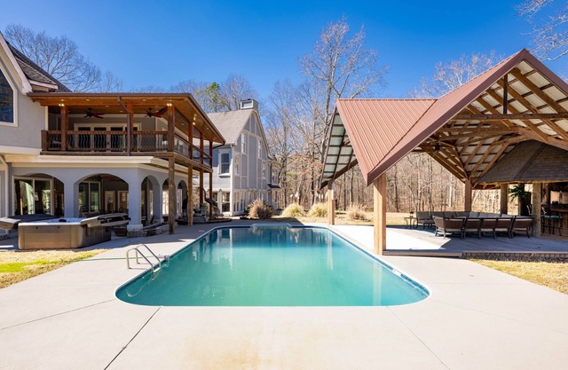 Private luxury home McDonald TN pool, hot tub, bar, volleyball, fitness, game rm
