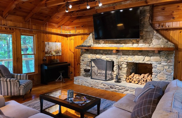 Private mountain cabin surrounded by Nat'l Forest! Visit wineries, hike the AT!