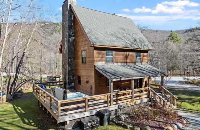 Private, new home near Skyeship gondola with four fireplaces, washer/dryer, WiFi