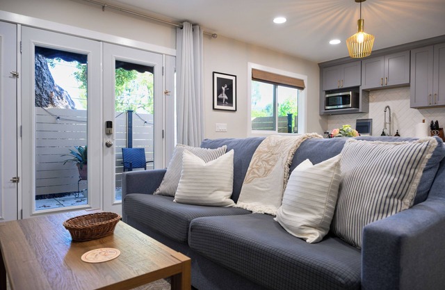 Private North Glendora Suite – Peaceful & Scenic SoCal Retreat Under Giant Oaks
