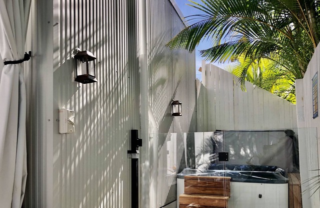 Private Outdoor Spa, Fire Pit, Cinema Room - The Cottage Coolum Beach