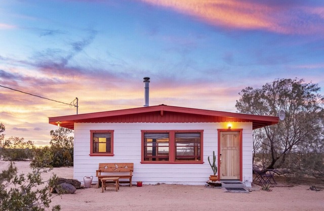 Private, peaceful cabin in North Joshua Tree With Hot Tub