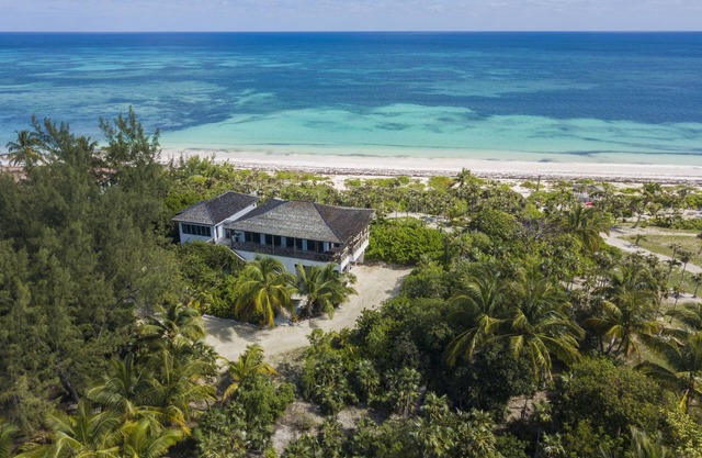 PRIVATE PINK SAND BEACH Luxury, Beachfront 3 acre Estate 70ft Dock BonefishFlats