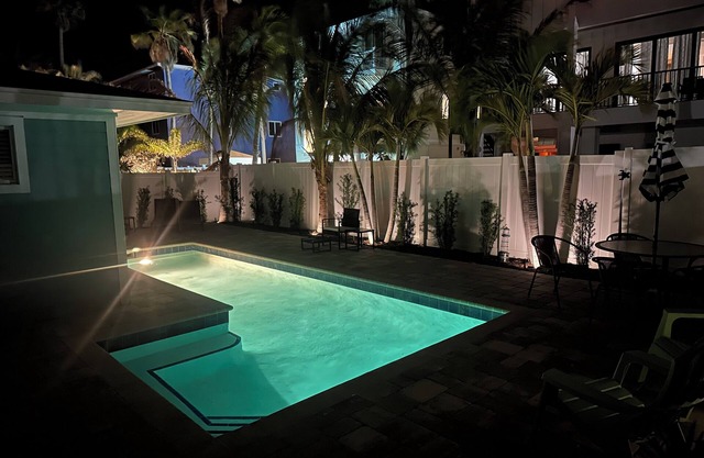 PRIVATE POOL 2 bedroom 2 bathroom and just 2 blocks from the beach