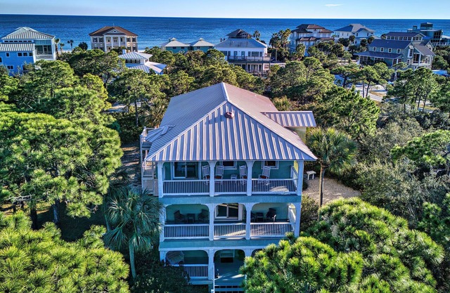 Private Pool, less than 5 minute walk to beach, Tennis and Pickleball Court!