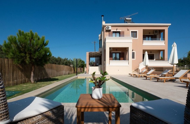Private Pool Luxurious Villa with Parking & BBQ