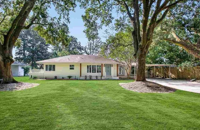 Private Pool! Mid-City Stay!