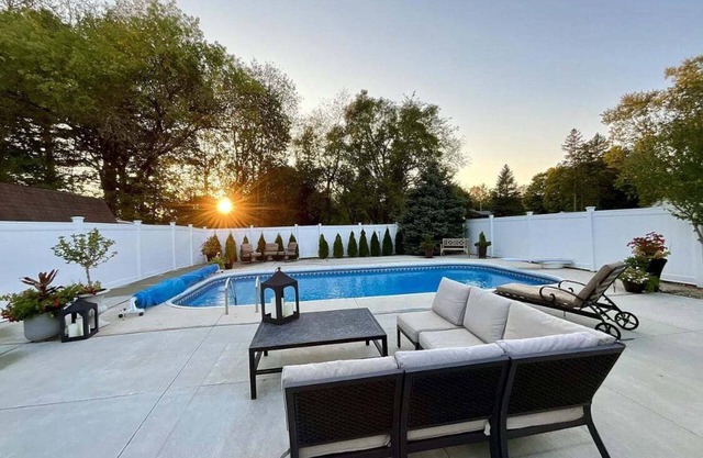 Private pool oasis - hot tub - great location