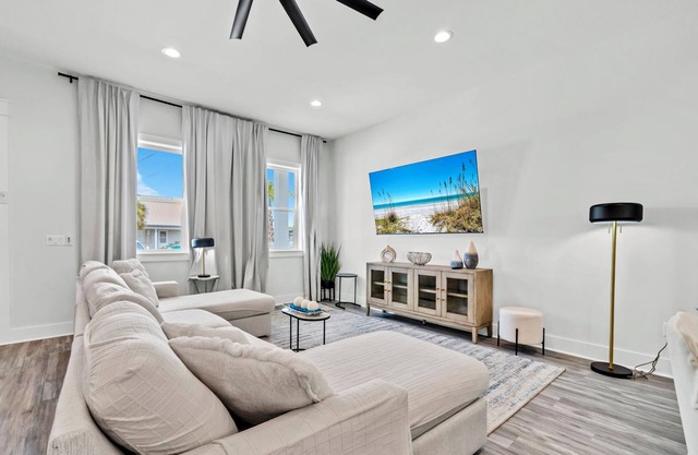 🌴Private Pool-Walk to Beach-Great Location-Evergreen Unit A☀️