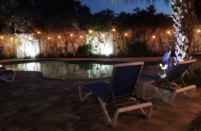Private pool w/tropical Oasis setting and minutes to Rainbow River access