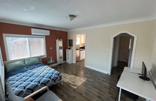 Private quiet studio in Central LA close walk distance from LA general and Keck