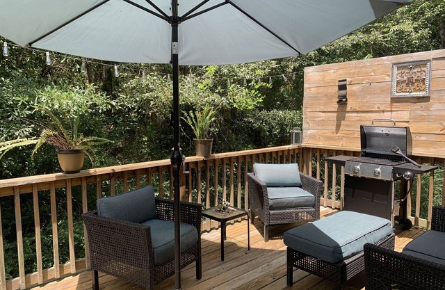 Private, Quietly Located 2bd 1ba with beautiful deck