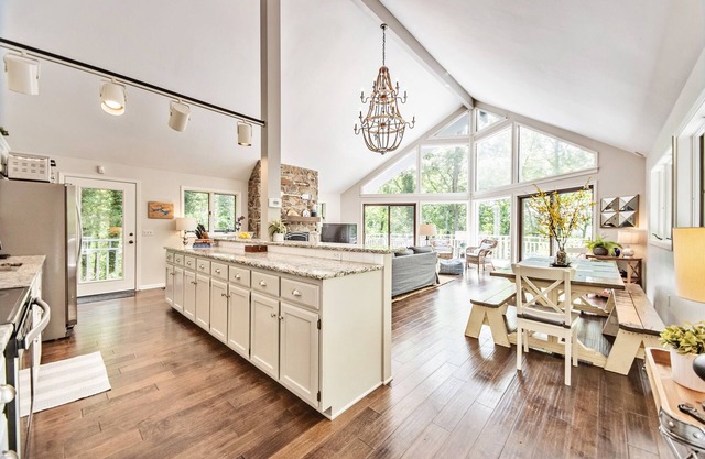 Private, Renovated, Lakefront home minutes from Little Red River & Heber Springs