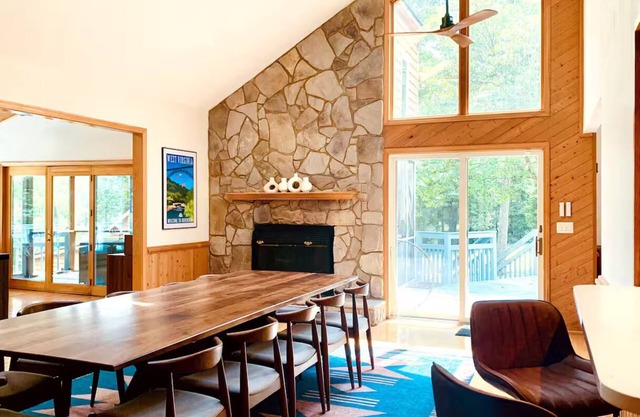 Private Retreat for 13 - Hot Tub, Fire Pit & More