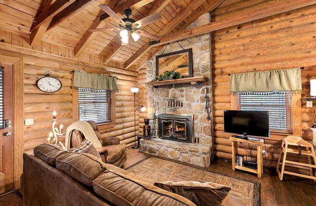 Private Retreat! King Bed, Whirlpool Tub, Large Deck, Resort Amenities! | 154