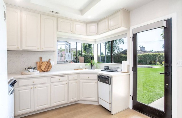 Private, Retreat on the Golf Course -Walk to shops