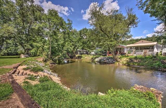 Private Riverside Studio - Hot Tub, King BD, Near Wedding Venue