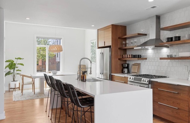 Private Rooftop, Garage - Walk to Restaurants, Shops & Coffee