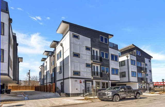 Private Rooftop Patio+4 Story Home w/Peloton Bike in Downtown Fort Worth