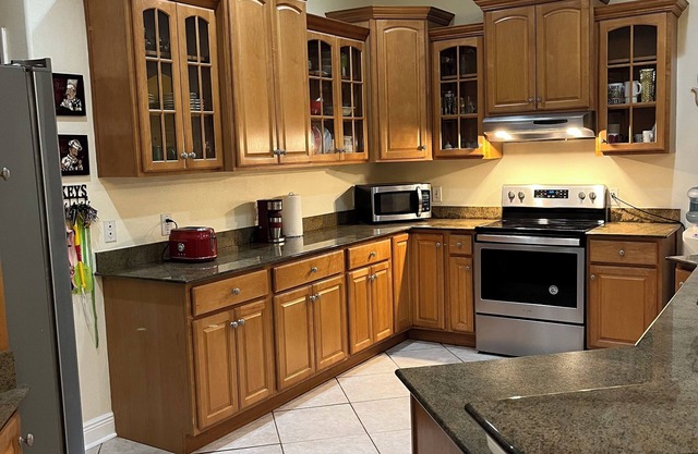 Private Room “A” with Private Full Bathroom in Central Tampa