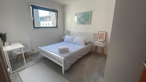 Private room and bathroom in shared flat with parking