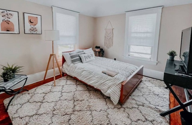 PRIVATE room, Close to DT & airport + Free Parking and cleaning