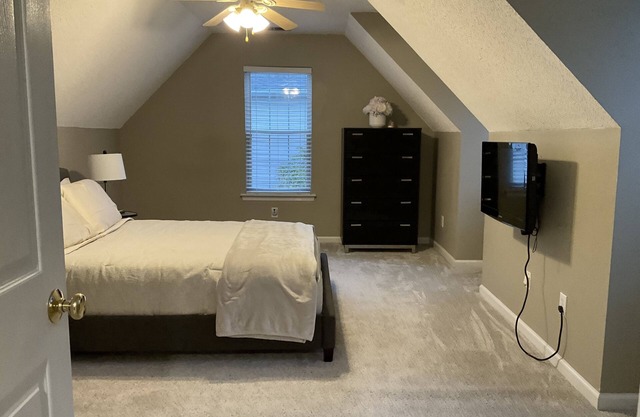 Private Room in a Safe Neighborhood Great Location