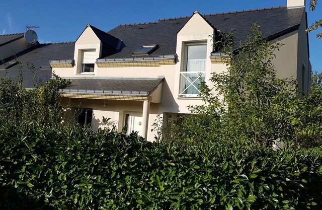 Private room with independent access, 2 pas Polyclinique, Zénith, 20min centreNantes