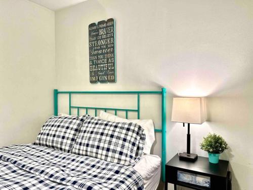 Private Room with Shared Bathroom on the 1st Floor 10 minutes walk to University of Washington
