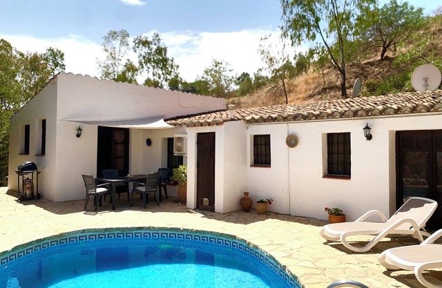 Private rural cottage, Spectacular Country Views, Own private Pool, Garden. A/C
