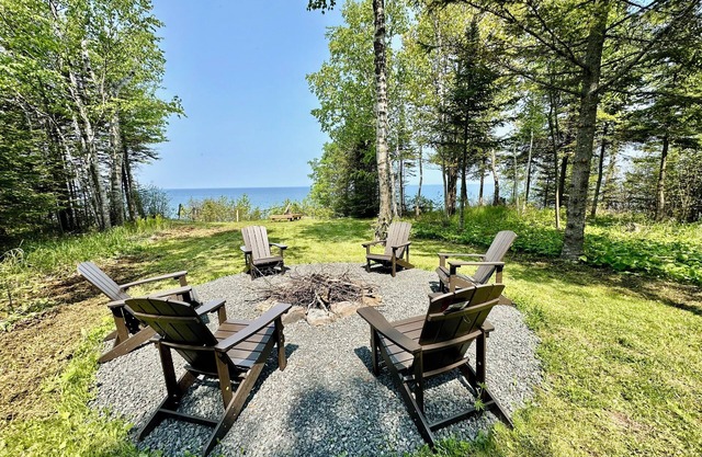 Private & Spacious Lake Superior Lakefront Cabin on Bark Point