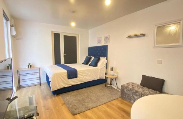 Private Studio Outhouse near Heathrow- Free Parking