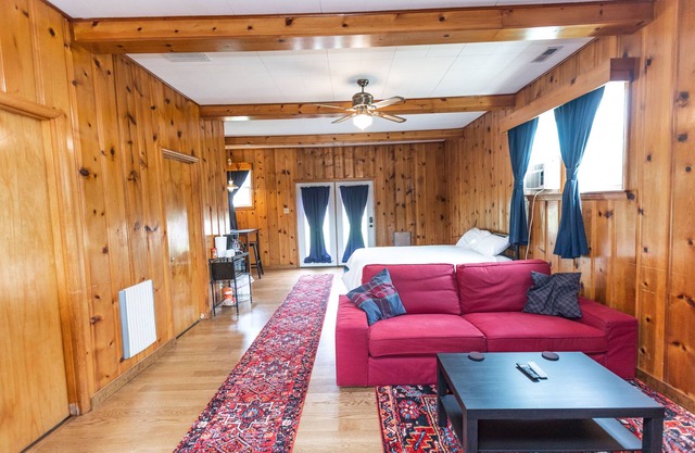 Private suite/full bath15 minutes to downtown Asheville