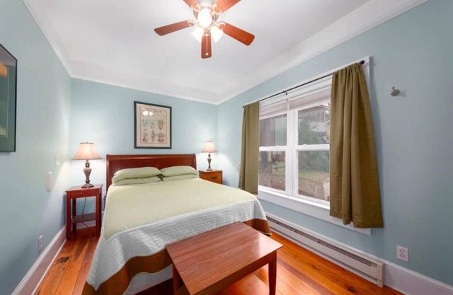 Private Suite Walk Downtown- Private Bath-Private entrance.