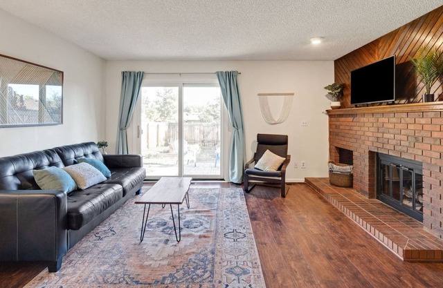 Private Townhome with Fenced Yard- Pet friendly