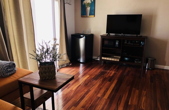Private Unit/Private Entrance 5-10 mins away from CHOC, UCI,Kaiser, Disney