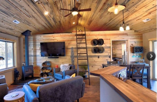 PRIVATE Updated Cabin GAME ROOM & PELOTON