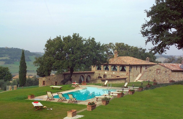 Private Villa with internet, private pool, A/C, TV, patio, panoramic view, close to Montepulciano